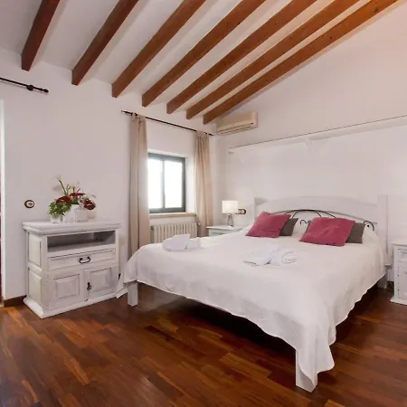 House Es Convent In Alcudia, Close To Beaches Dom wakacyjny